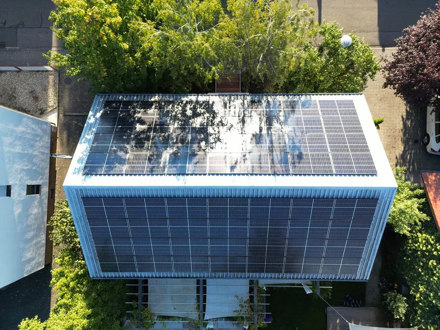 Wohngebäude mit Photovoltaik auf Dach und Fassade